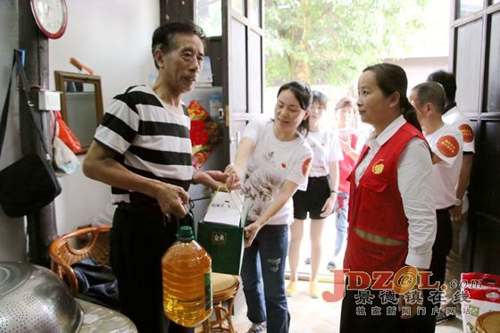 御窯景巷聯合黨支部走訪慰問老黨員特困戶