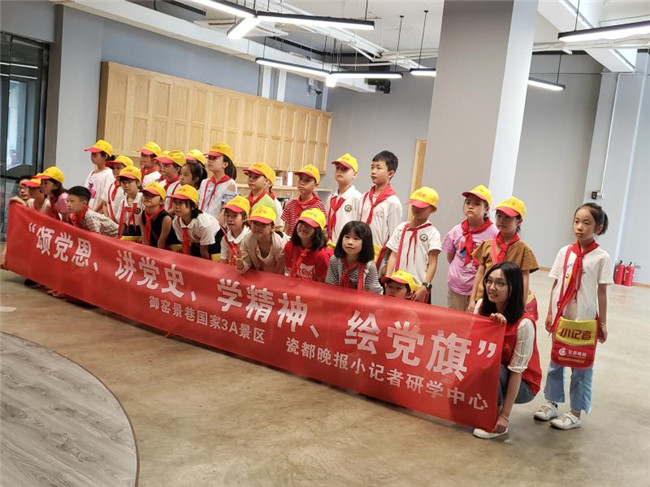 市古鎮(zhèn)公司黨總支開展“頌黨恩、講黨史、學(xué)精神、繪黨旗”主題活動(dòng)