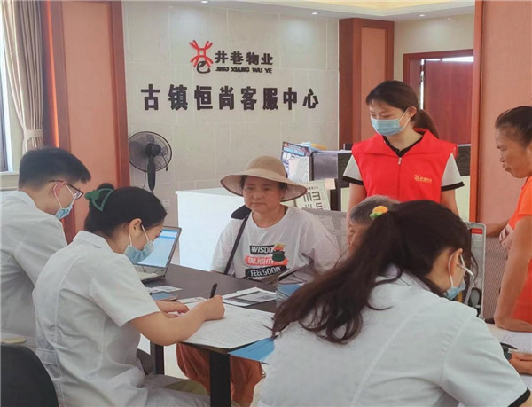免費(fèi)體檢進(jìn)小區(qū)，熱心服務(wù)暖人心