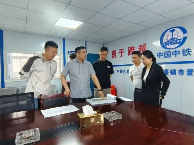 市古鎮(zhèn)投資公司黨總支書(shū)記、董事長(zhǎng)周長(zhǎng)根帶隊(duì)調(diào)研古鎮(zhèn)學(xué)府小區(qū)建設(shè)項(xiàng)目