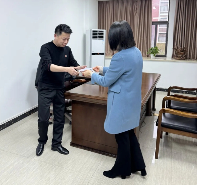 市古鎮(zhèn)投資公司工會(huì)為職工送上生日慰問(wèn)