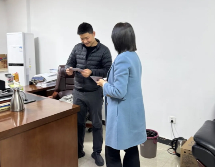 市古鎮(zhèn)投資公司工會(huì)為職工送上生日慰問(wèn)