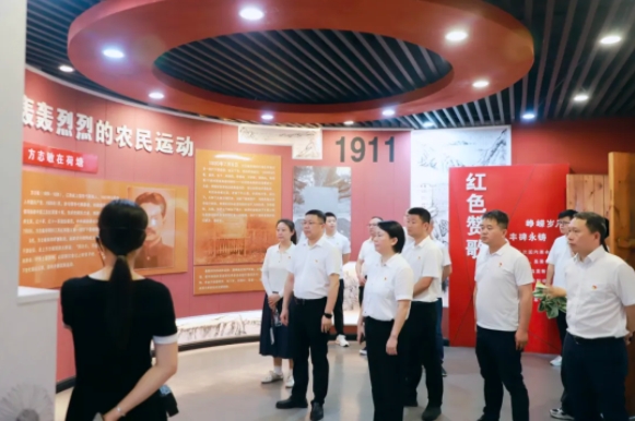 市古鎮(zhèn)投資公司開展紅色走讀活動