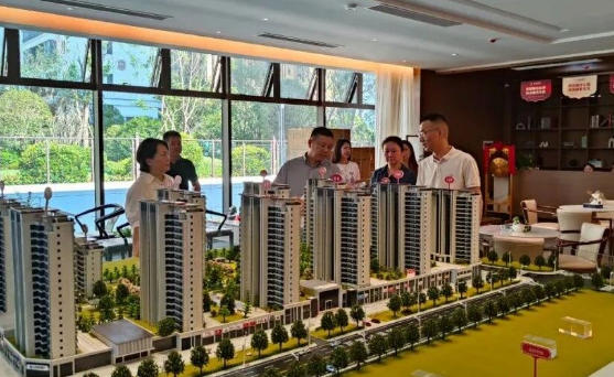 周長根董事長率隊(duì)深入古鎮(zhèn)學(xué)府項(xiàng)目現(xiàn)場調(diào)研